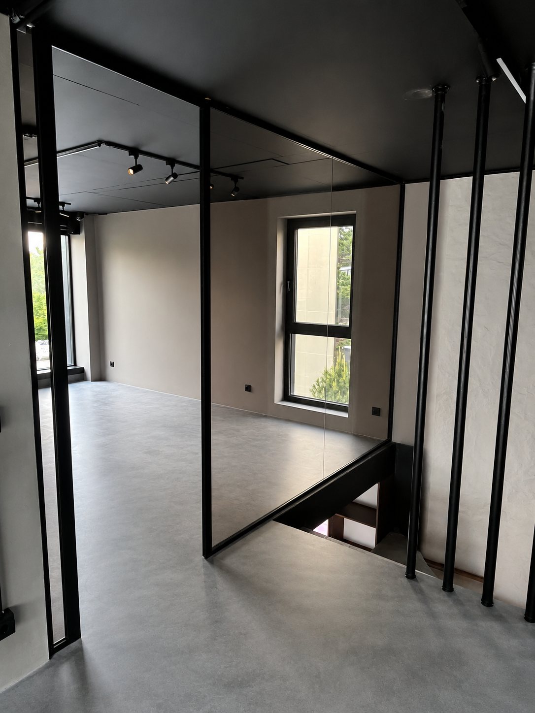 Cerramiento interior de vidrio con perfilería negra