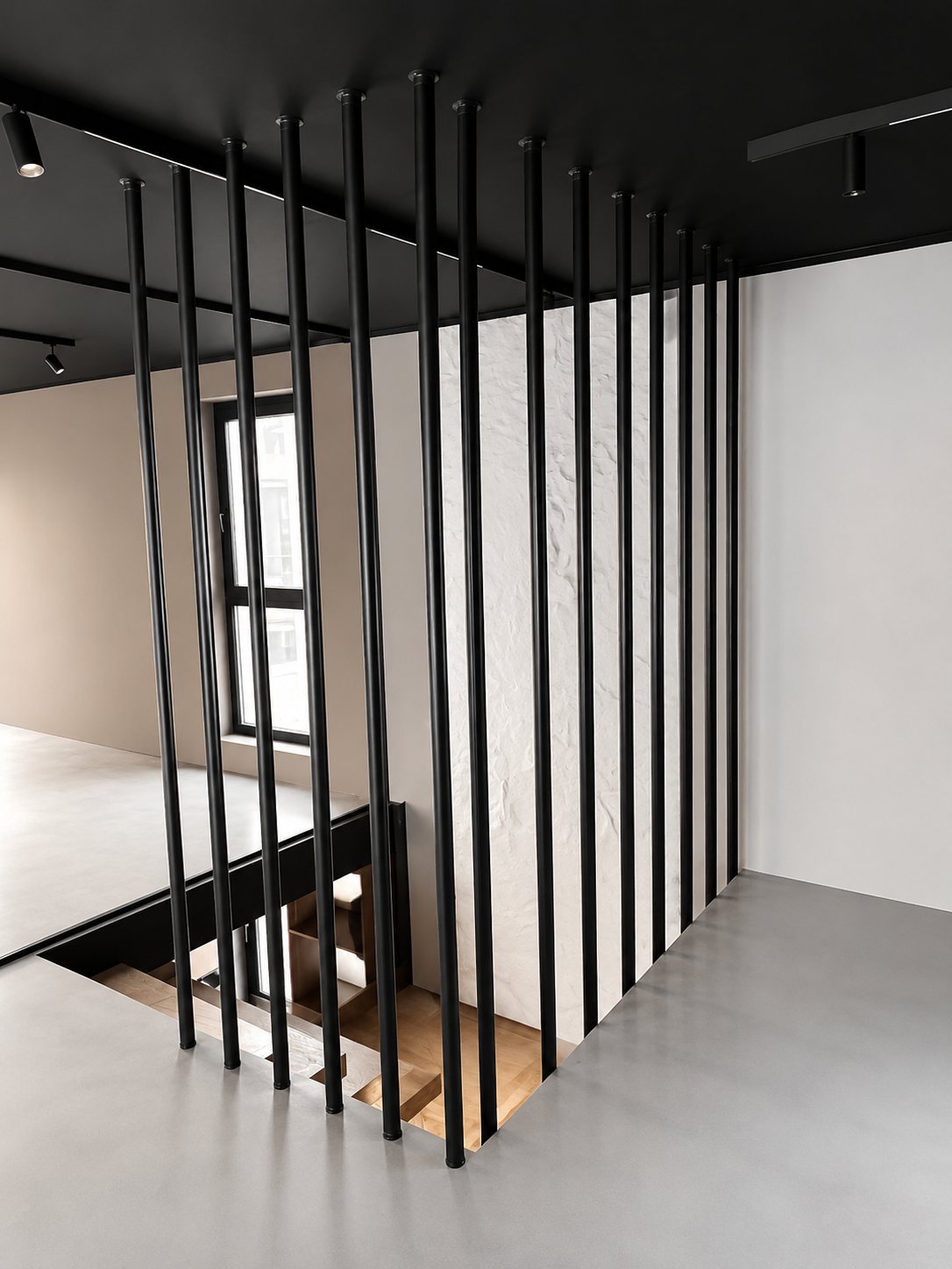 Detalle de lamas interiores con acabado negro y madera