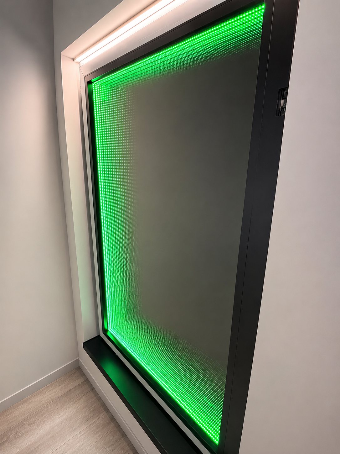 Vidrio decorativo iluminado con efecto verde en interior